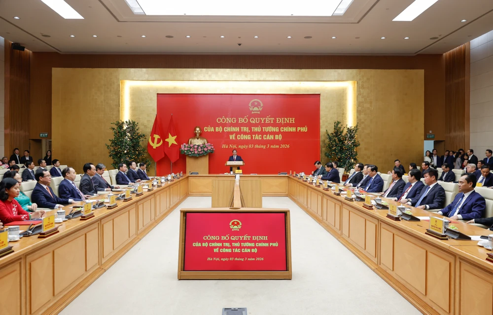 Bí thư Đảng ủy Chính phủ, Thủ tướng Phạm Minh Chính, chủ trì công bố quyết định của Bộ Chính trị, Thủ tướng về công tác cán bộ. Ảnh: VGP thu-tuong-trao-quyet-dinh-cho-5-nhan-su-moi-duoc-chi-dinh-bo-nhiem-4.jpg