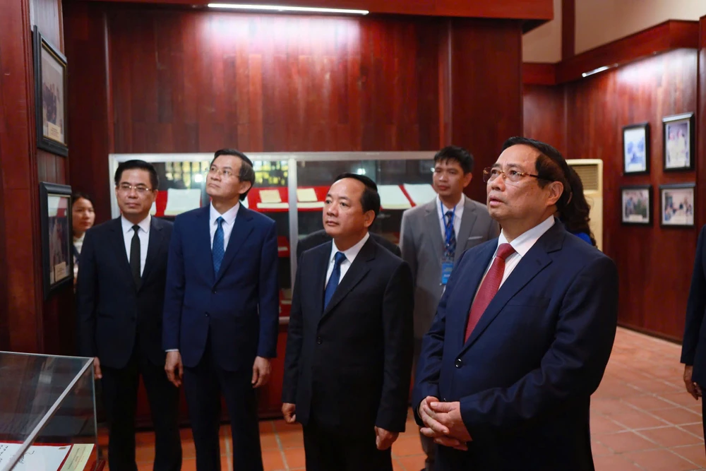 Thủ tướng Phạm Minh Chính và các lãnh đạo tham quan khu lưu niệm Thủ tướng Phạm Văn Đồng tại Quảng Ngãi. 1000016753.jpg