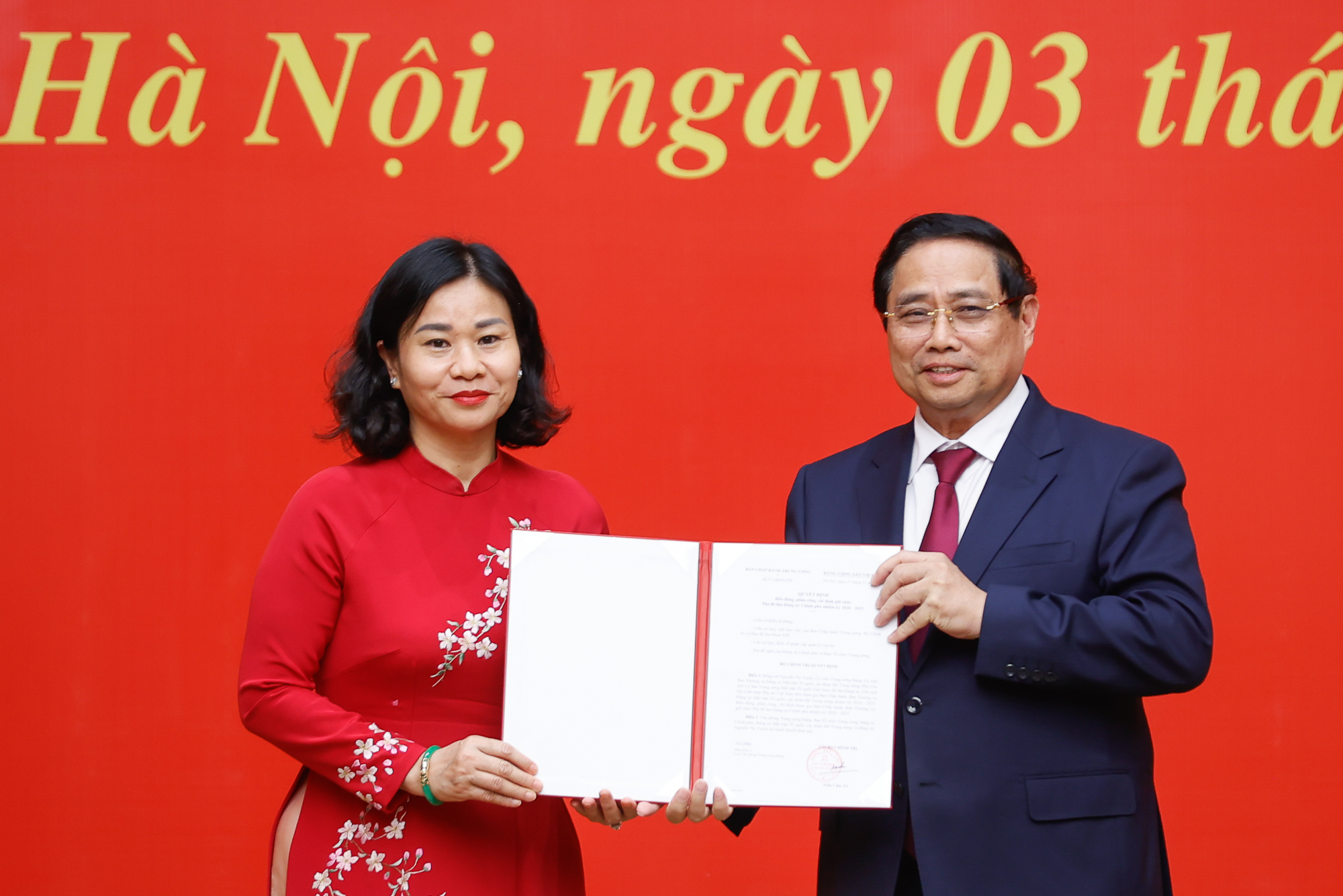 Thủ tướng trao quyết định bổ nhiệm 5 lãnh đạo bộ, Văn phòng Chính phủ- Ảnh 1. Thủ tướng trao quyết định bổ nhiệm 5 lãnh đạo bộ, Văn phòng Chính phủ- Ảnh 1.