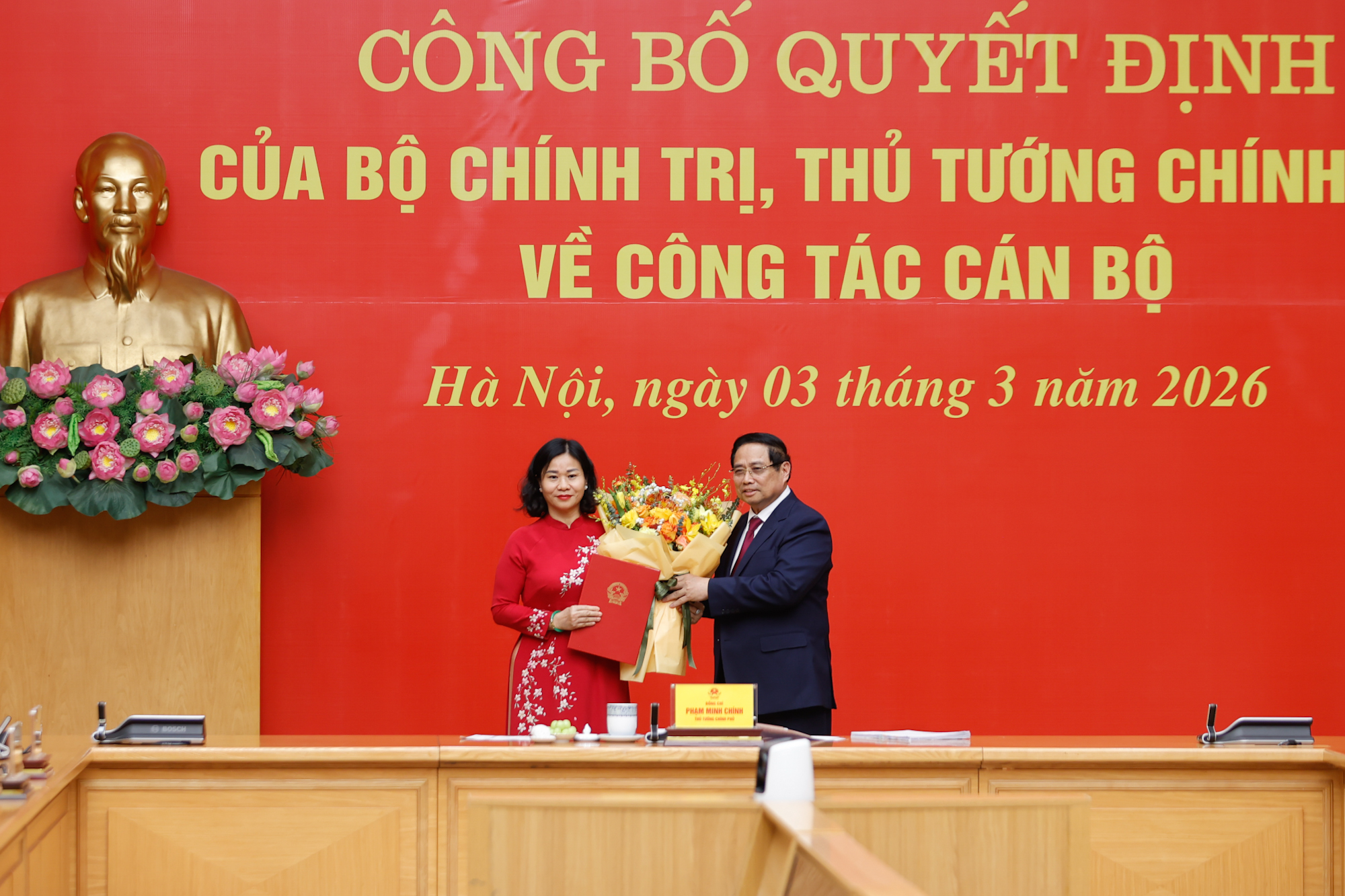 Thủ tướng trao quyết định nhân sự Phó bí thư Đảng ủy Chính phủ, lãnh đạo 4 bộ, ngành - Ảnh 1.