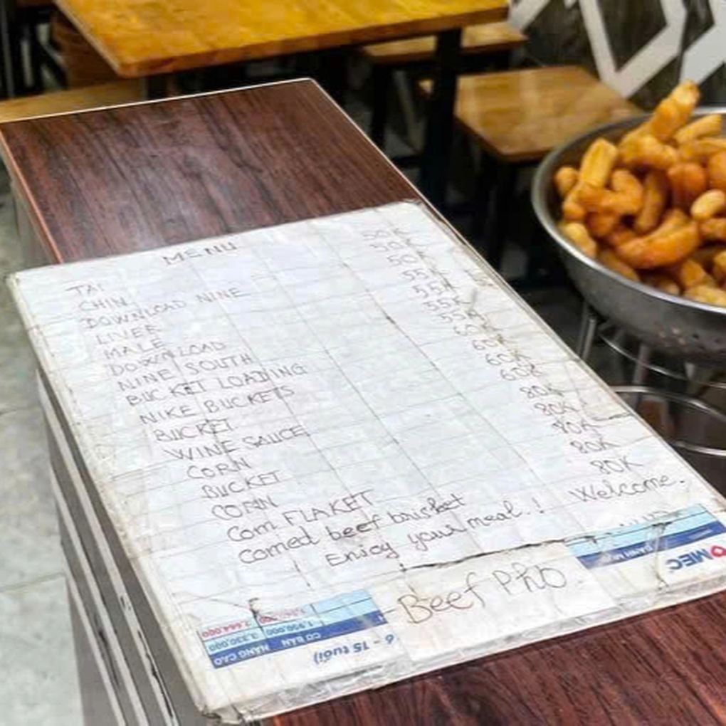 Thực đơn tiếng Anh của quán phở nổi tiếng ở Hà Nội khiến khách bật cười - 1