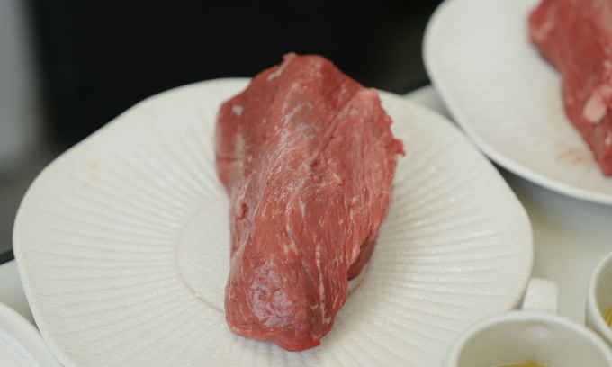 Thịt bò Ba Lan được chuẩn bị cho buổi ẩm thực của sự kiện tại TP HCM chiều 20/3. Ảnh: UPEMI