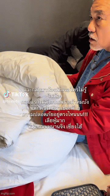 Thuê khách sạn ở nước ngoài, gia đình tá hỏa phát hiện nam thanh niên chui ra từ khe hở cạnh giường ngủ- Ảnh 1.