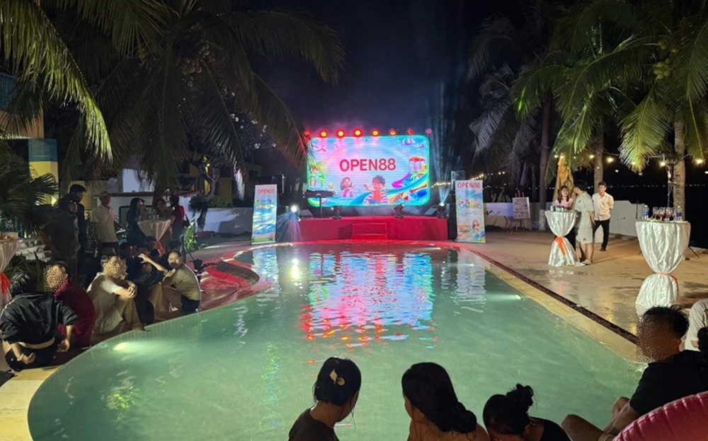 Sân khấu hoành tráng trong một resort hạng sang để quảng cáo cờ bạc do N.M.H tổ chức. resort hạng sang