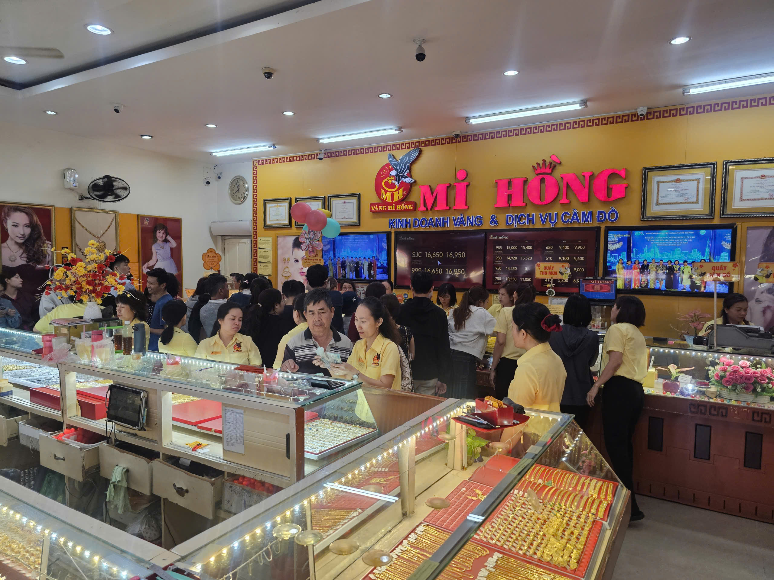 Giá vàng hôm nay 23 - 3: Giảm mạnh khi vừa mở cửa , rớt xuống 4 . 300 USD / ounce - Ảnh 2.