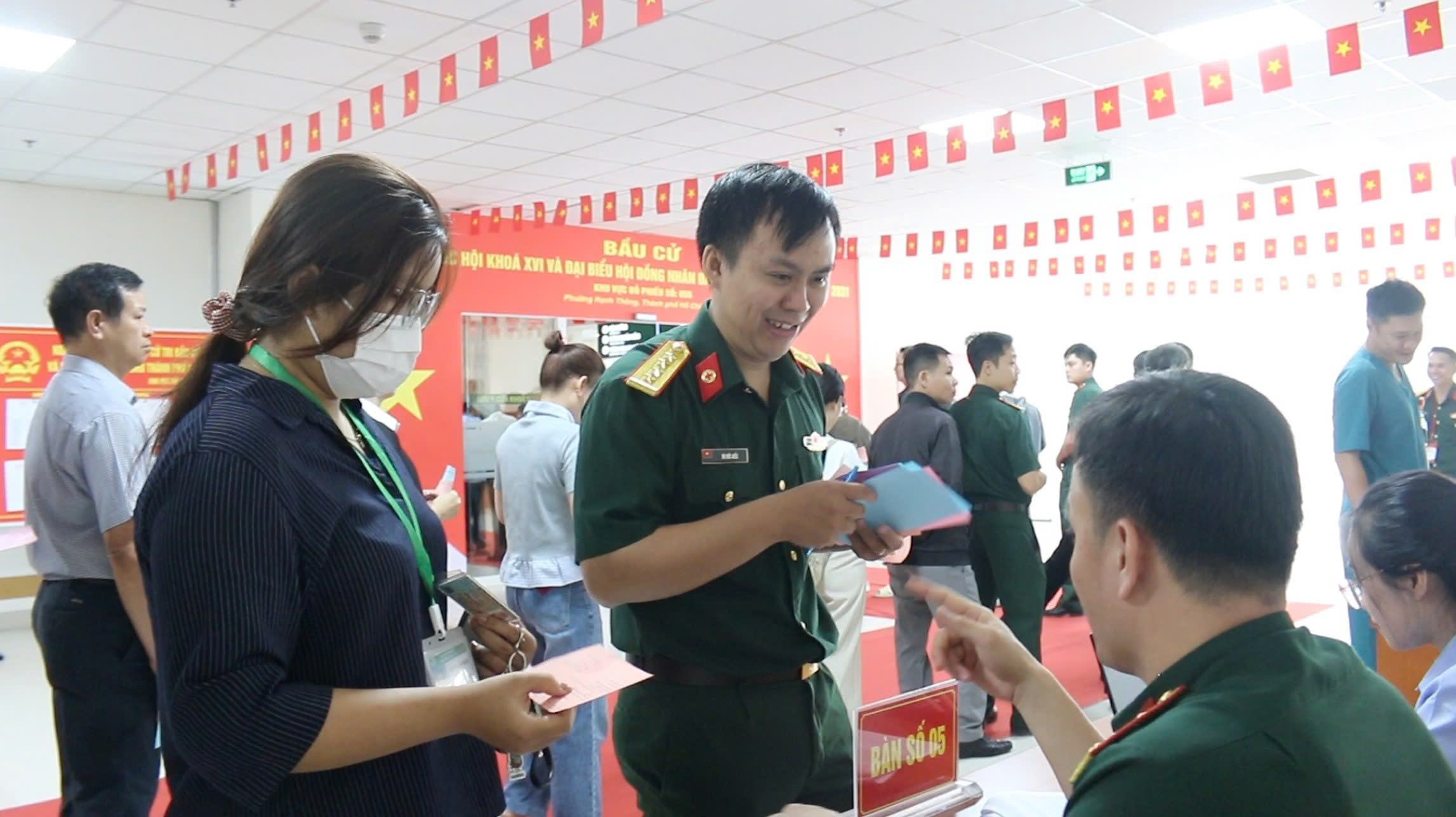 Mang thùng phiếu đến giường bệnh  - Ảnh 1.