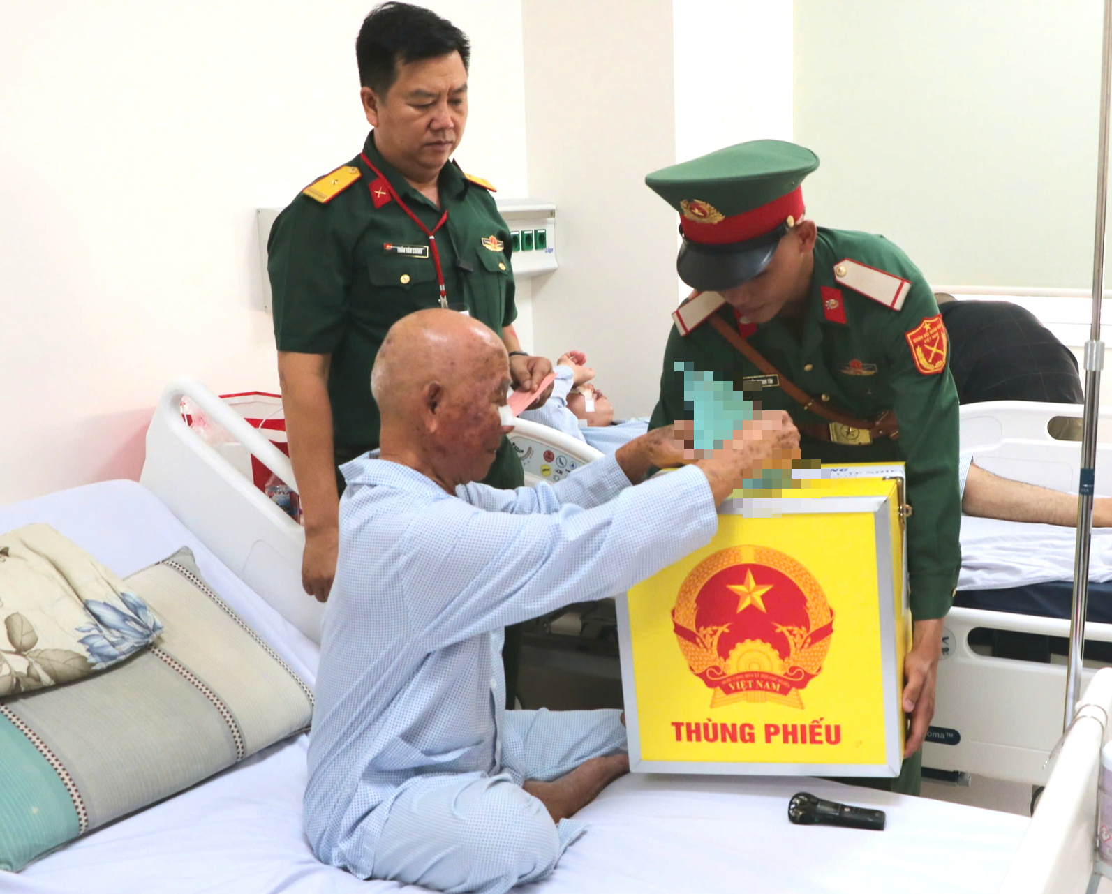 Thùng phiếu đến tận giường bệnh: Xúc động những lá phiếu ngày bầu cử 5 bầu cử - Ảnh 7.