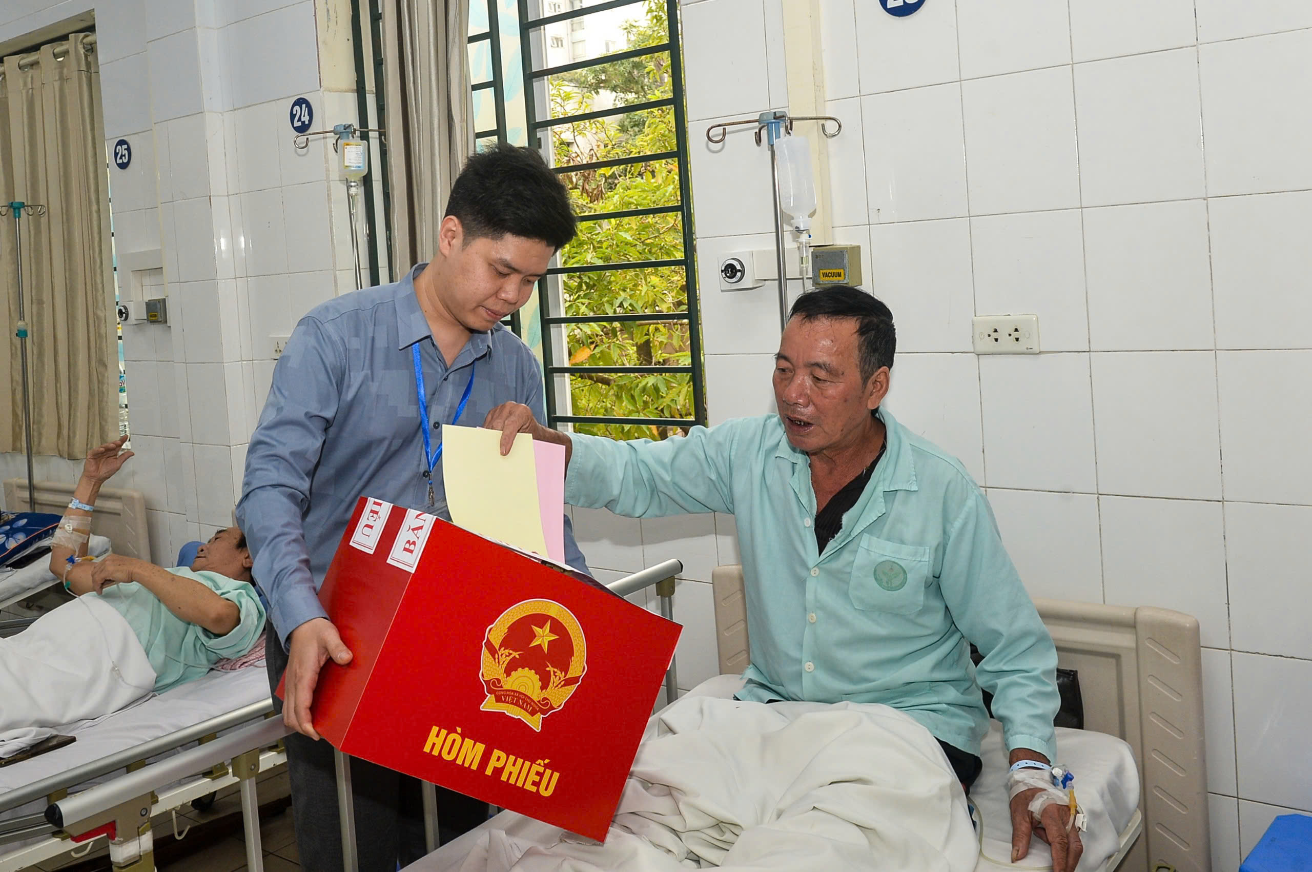 Thùng phiếu ‘lưu động’ vào bệnh viện, phục vụ những cử tri 'đặc biệt' - Ảnh 1. bầu cử - Ảnh 1.