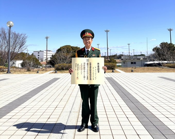 Lê Thanh Thái Bình nhận bằng tiến sĩ Học viện Phòng vệ Nhật Bản hôm 14/3. Ảnh: Nhân vật cung cấp