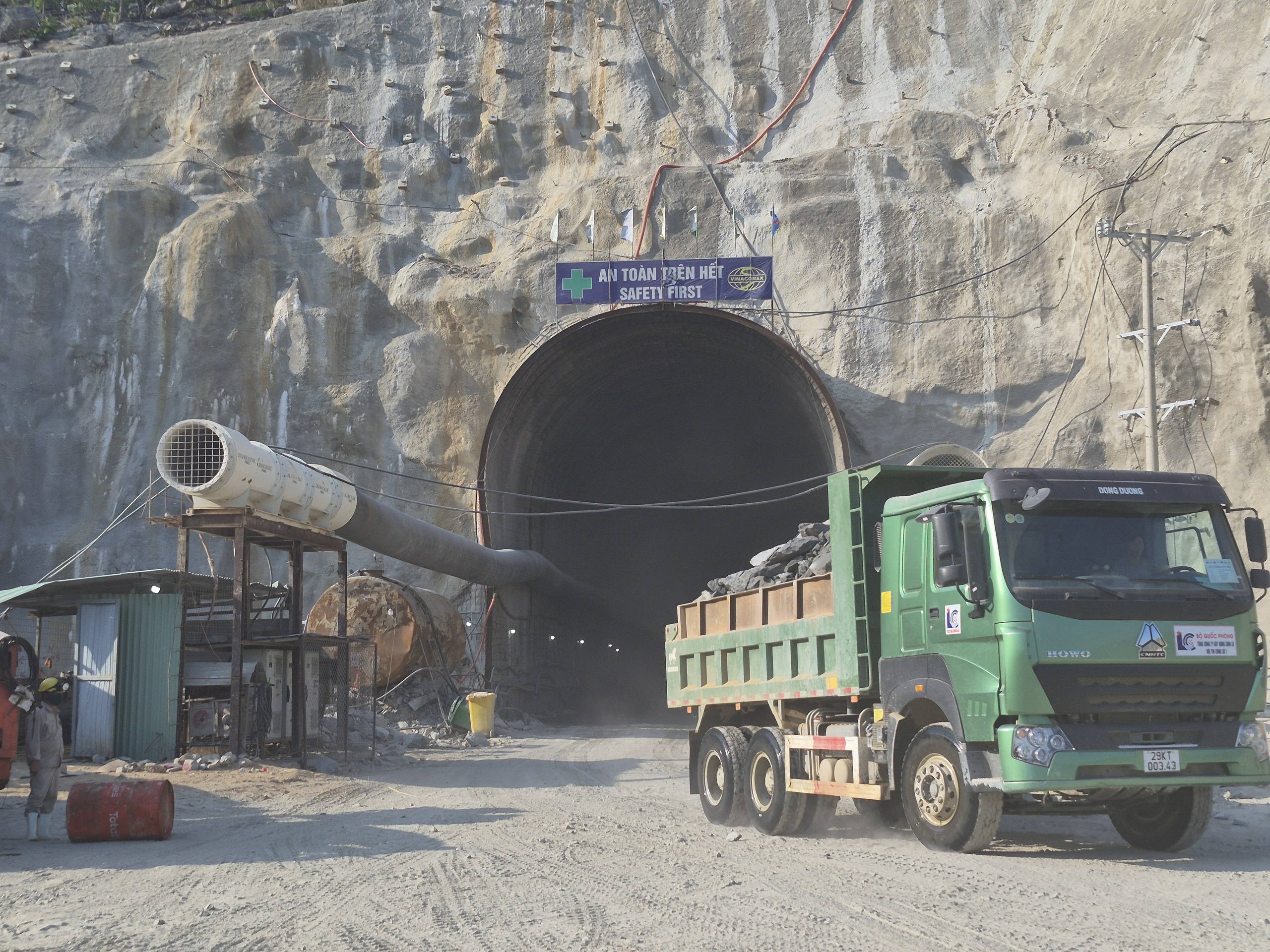 Thủy điện tích năng lớn nhất Đông Nam Á làm 'pin nước khổng lồ' xuyên núi chạy đua tiến độ 1 thủy điện tích năng - Ảnh 1.