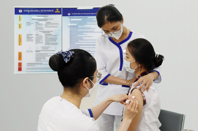 Trẻ vị thành niên tiêm vaccine Gardasil phòng các bệnh do virus HPV tại Hệ thống Tiêm chủng VNVC. Ảnh: Bình An