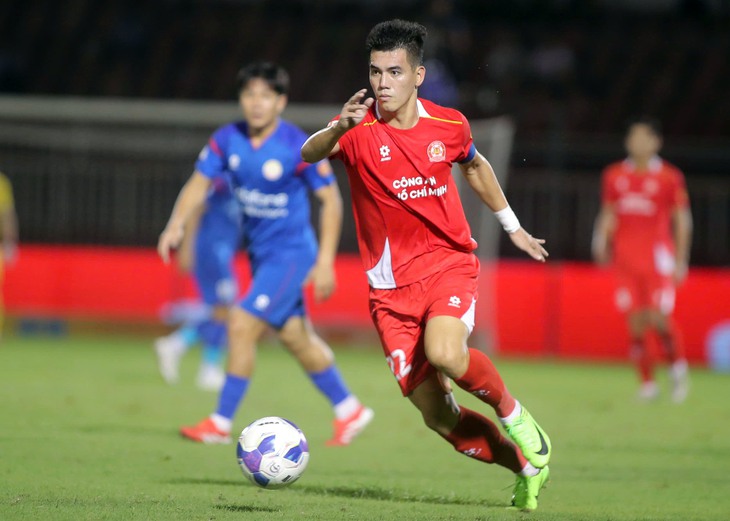 Tiến Linh 'tịt ngòi' trong ngày HLV Kim Sang Sik dự khán 1 Tiến Linh 'tịt ngòi' trong ngày HLV Kim Sang Sik dự khán - Ảnh 1.