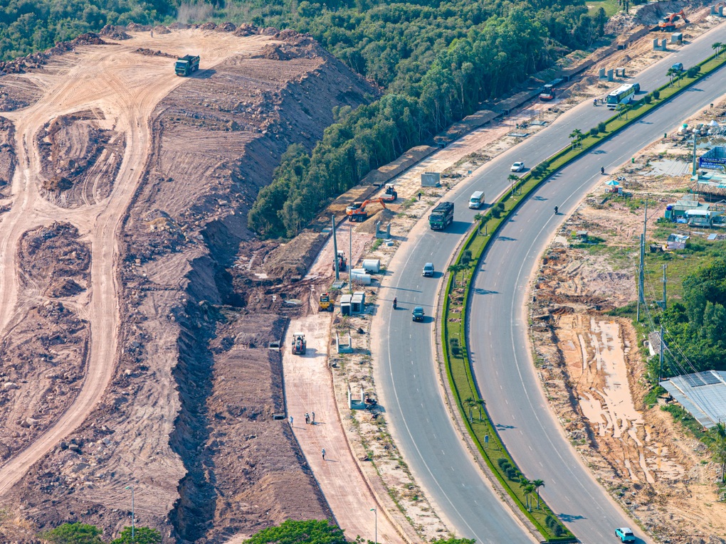 Tiến độ của tuyến đường 10 làn xe kết hợp tàu LRT tại Phú Quốc do Sun Group xây dựng - 1