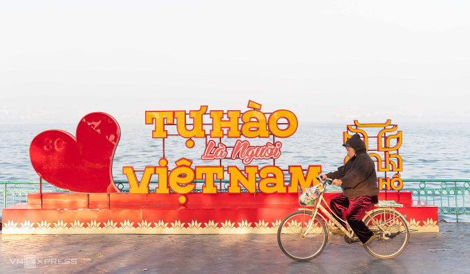 Người cao tuổi Hà Nội đạp xe ven Hồ Tây. Ảnh: Hoàng Giang