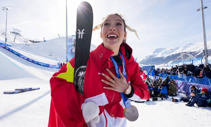 VĐV Trung Quốc Eileen Gu mừng chiến thắng sau khi giành HC vàng nội dung halfpipe trượt tuyết tự do nữ tại Olympic mùa Đông 2026 ở Livigno, Italy, ngày 22/2/2026. Ảnh: AP