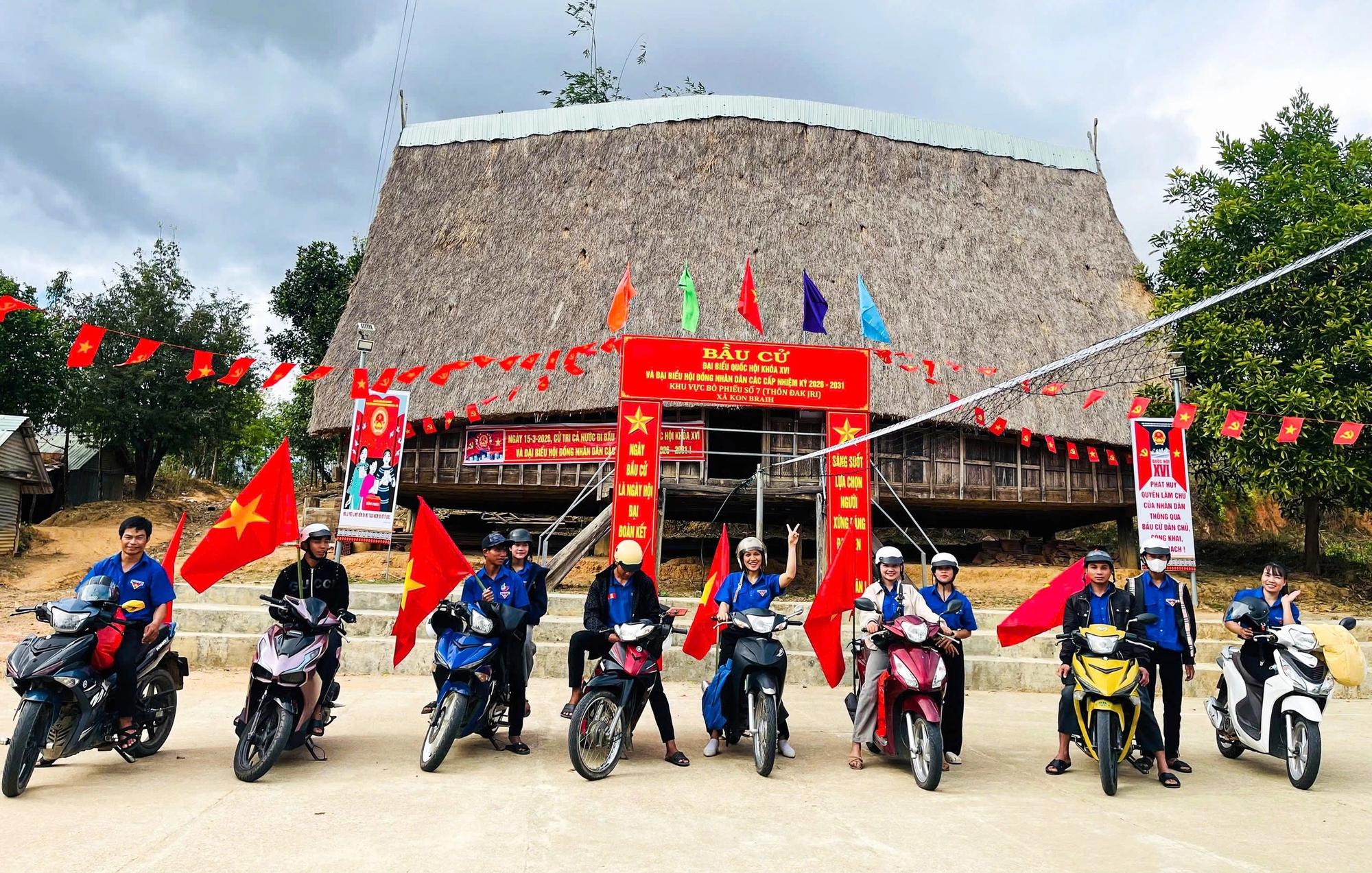 'Tiếng loa Thanh niên' đưa thông tin bầu cử đến gần người dân vùng cao - Ảnh 1.