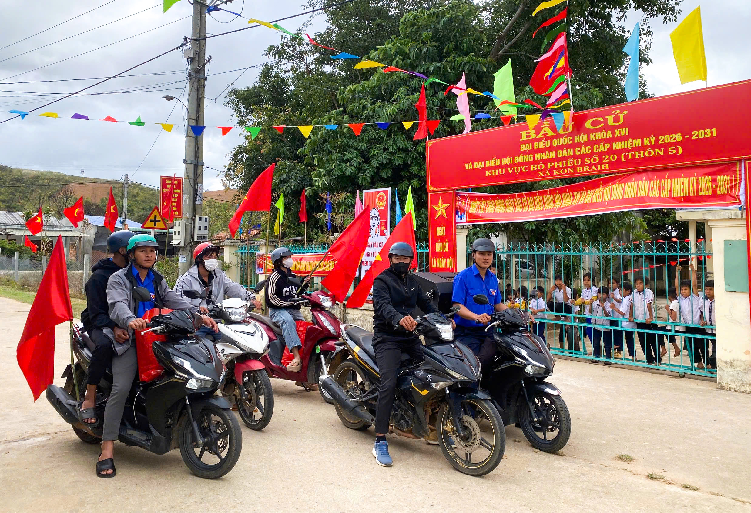 'Tiếng loa Thanh niên' đưa thông tin bầu cử đến gần người dân vùng cao - Ảnh 3.