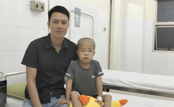 Bé Gia Bảo và bố tại Bệnh viện TW Huế, chiều 6/1. Ảnh: Gia đình cung cấp
