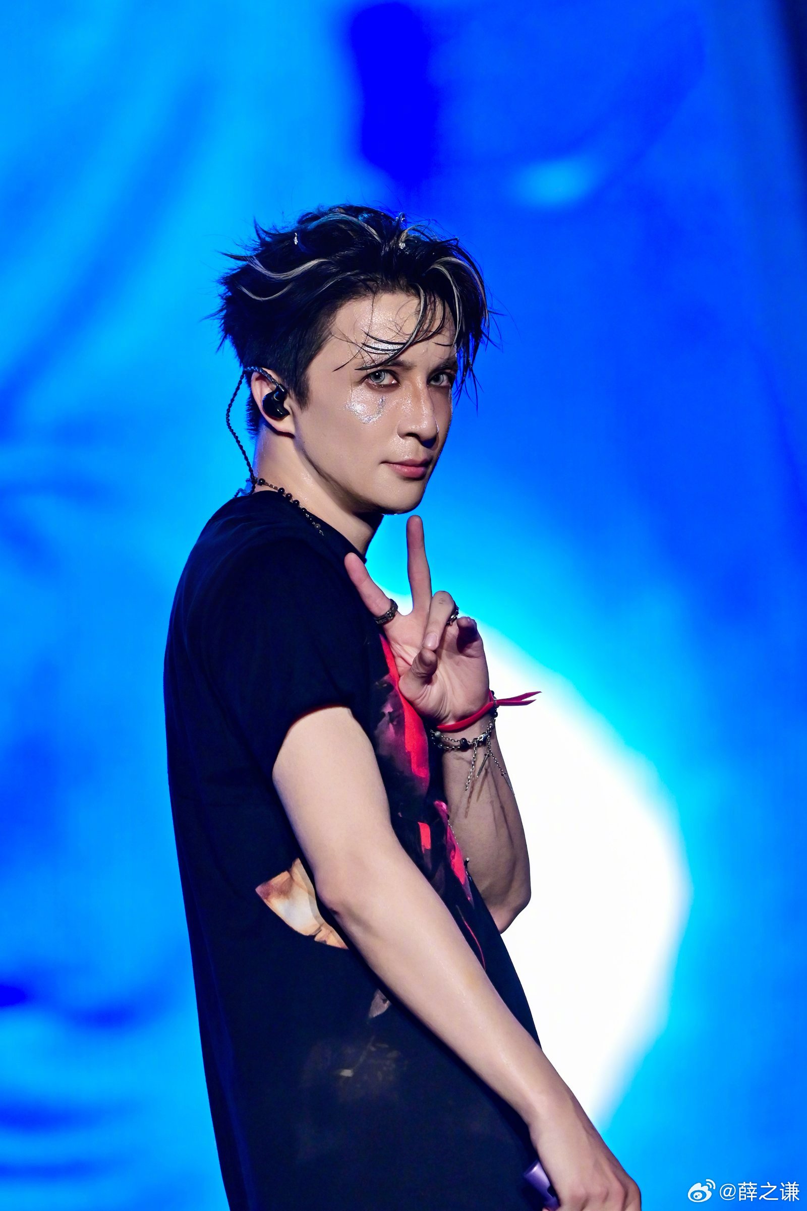 Sốc: Nam thần đỉnh lưu liên tục soi vòng 1 fan nữ trước vạn người, bị tố đích danh tội “trùng hôn”- Ảnh 1.