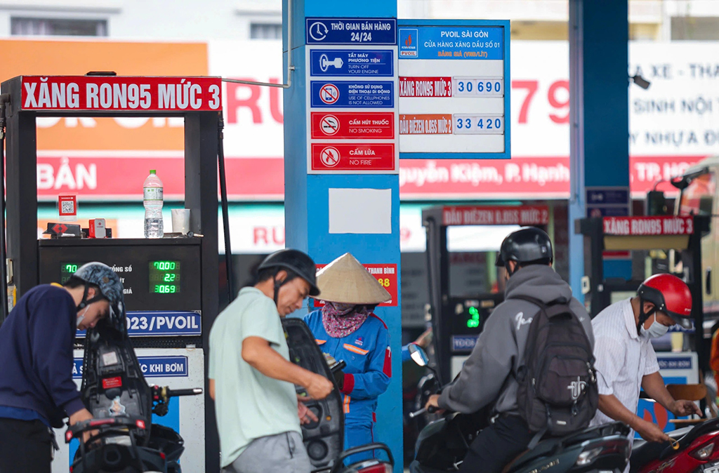 Tiết kiệm xăng dầu là nâng cao năng lực cạnh tranh của doanh nghiệp- Ảnh 1. Tiết kiệm xăng dầu là nâng cao năng lực cạnh tranh của doanh nghiệp- Ảnh 1.