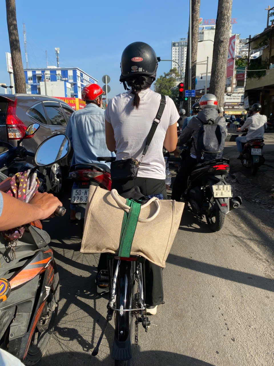 Tiết kiệm xăng dầu nên giữ tay ga đều, vệ sinh lọc gió, tắt máy khi dừng đèn đỏ - Ảnh 1.