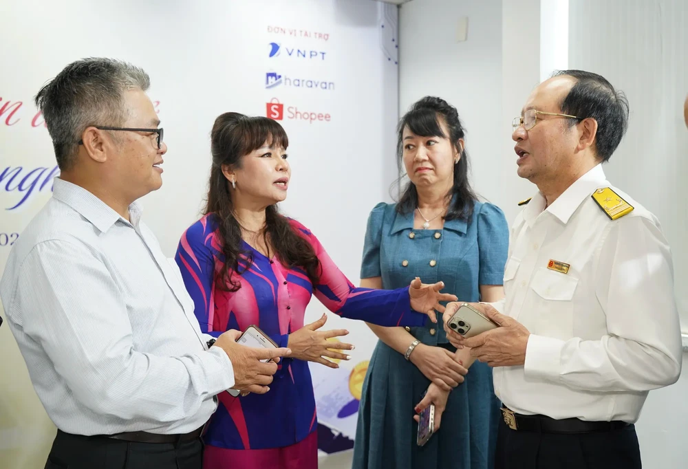 Các đại biểu, tiểu thương trao đổi với ông Nguyễn Tiến Dũng, Phó Trưởng Thuế TP.HCM (phải) các nội dung liên quan đến hóa đơn điện tử tại Tọa đàm “Tháo gỡ vướng mắc HĐĐT, hướng tới 2 triệu doanh nghiệp” do báo Pháp Luật TP.HCM tổ chức hôm 20-8. Ảnh: THUẬN VĂN hóa đơn điện tử