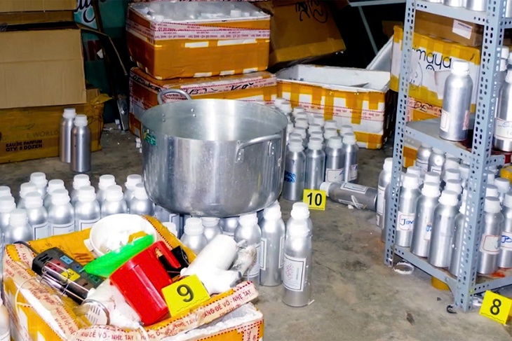Tìm bị hại vụ án 2 chị em ruột sản xuất nước hoa giả trị giá hàng chục tỉ đồng - Ảnh 1.