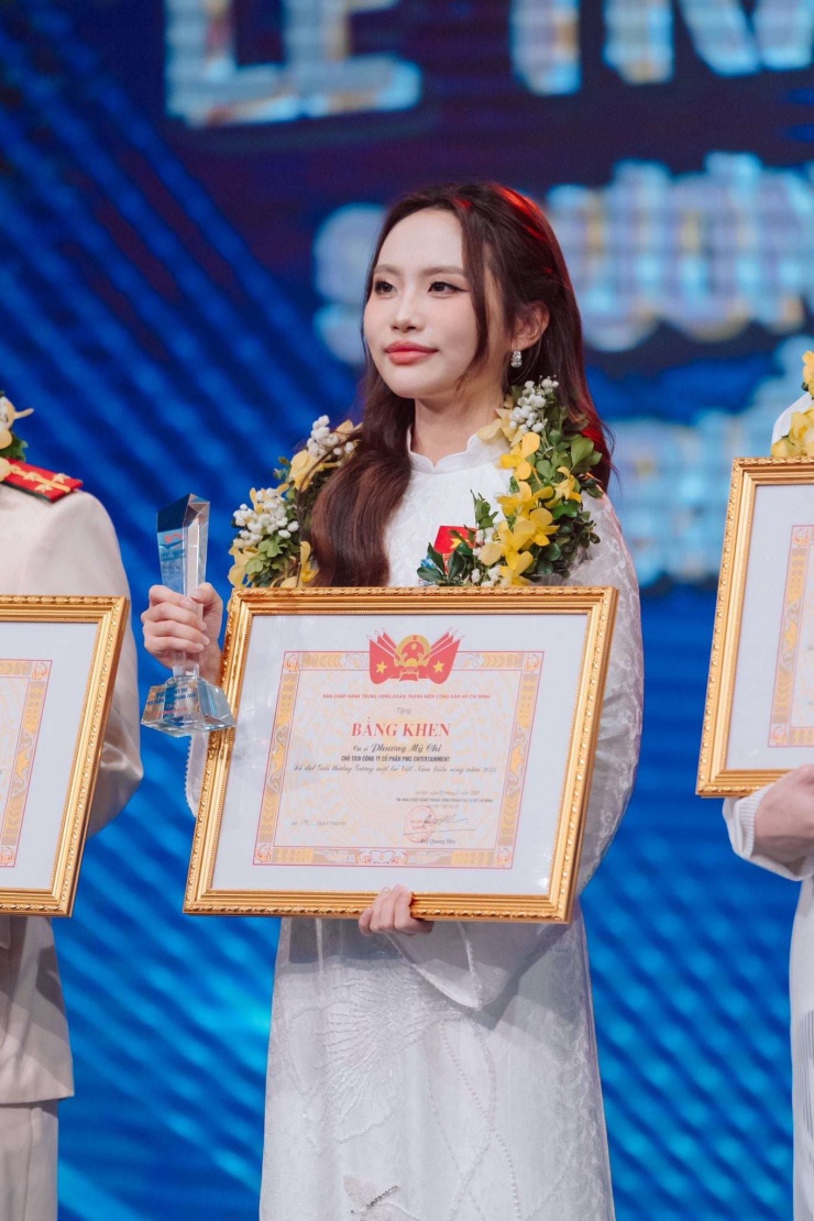 Phương Mỹ Chi được cộng đồng mạng khen khi phát biểu tại lễ vinh danh Gương mặt trẻ Việt Nam triển vọng. (Ảnh: FBNV)