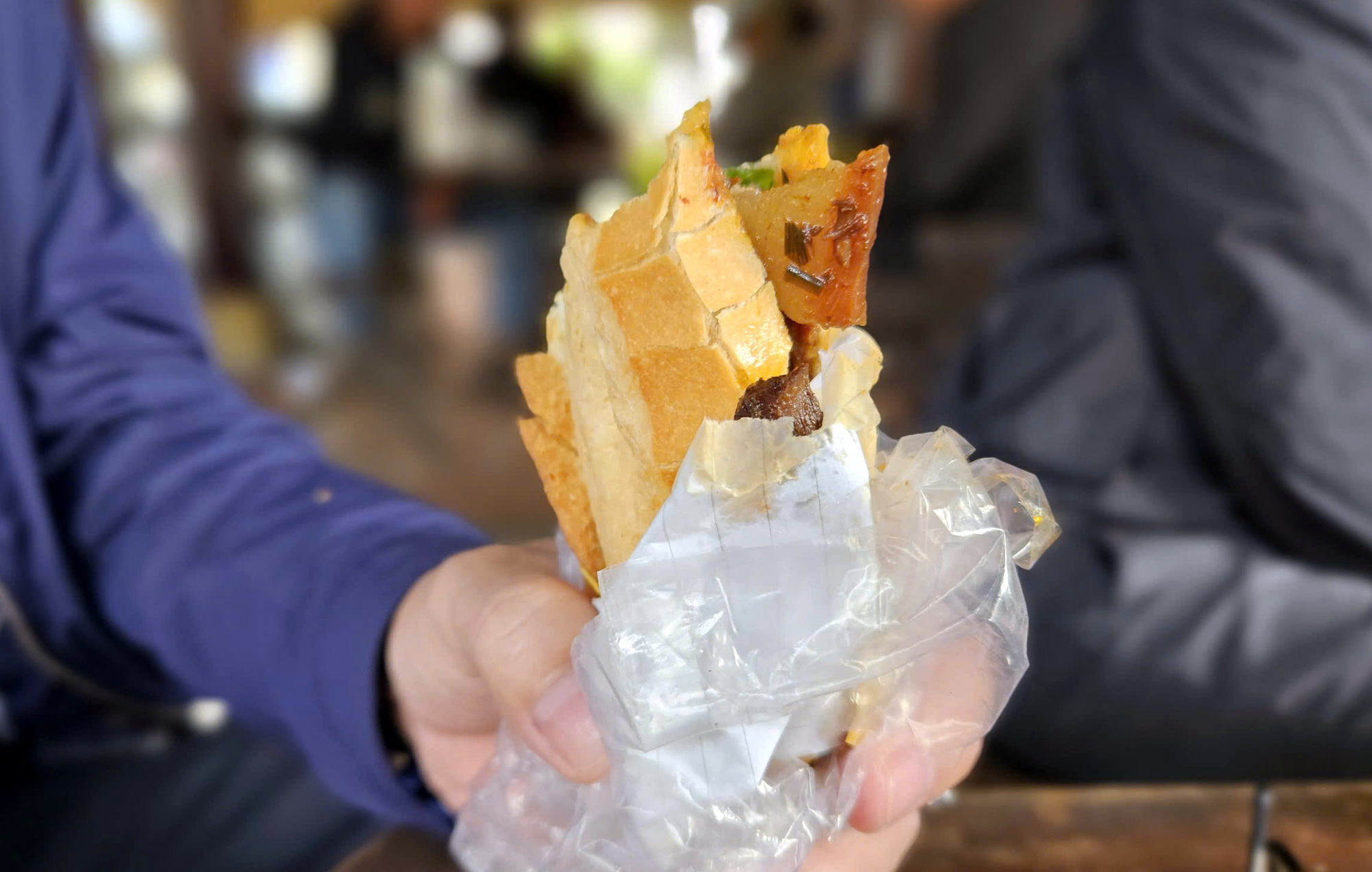 Tin tức sáng 31-3: Bộ Y tế yêu cầu điều tra nguyên nhân vụ ngộ độc bánh mì tại Đắk Lắk 1 ngộ độc - Ảnh 1.