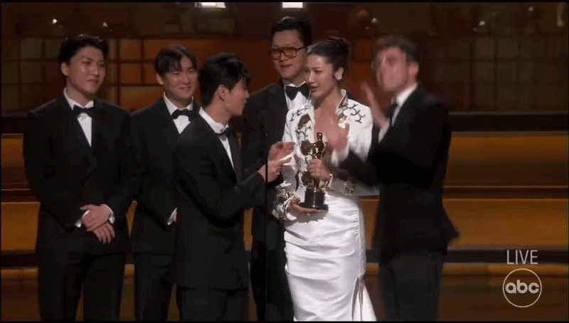 Tình cũ Jennie (BLACKPINK) và nữ ca sĩ Kpop Demon Hunters bị phân biệt chủng tộc ngay trên sân khấu nhận giải Oscar 2026?- Ảnh 1.