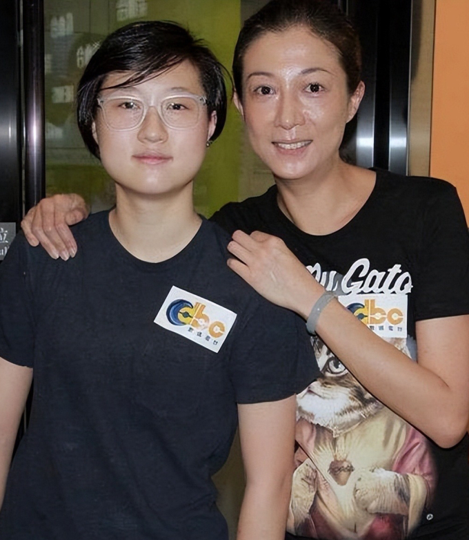 Ngô Ỷ Lợi (phải) và Ngô Trác Lâm. Ảnh: St Headline