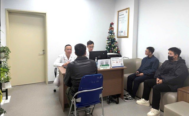 Bác sĩ tư vấn cho bệnh nhân khám nam khoa.