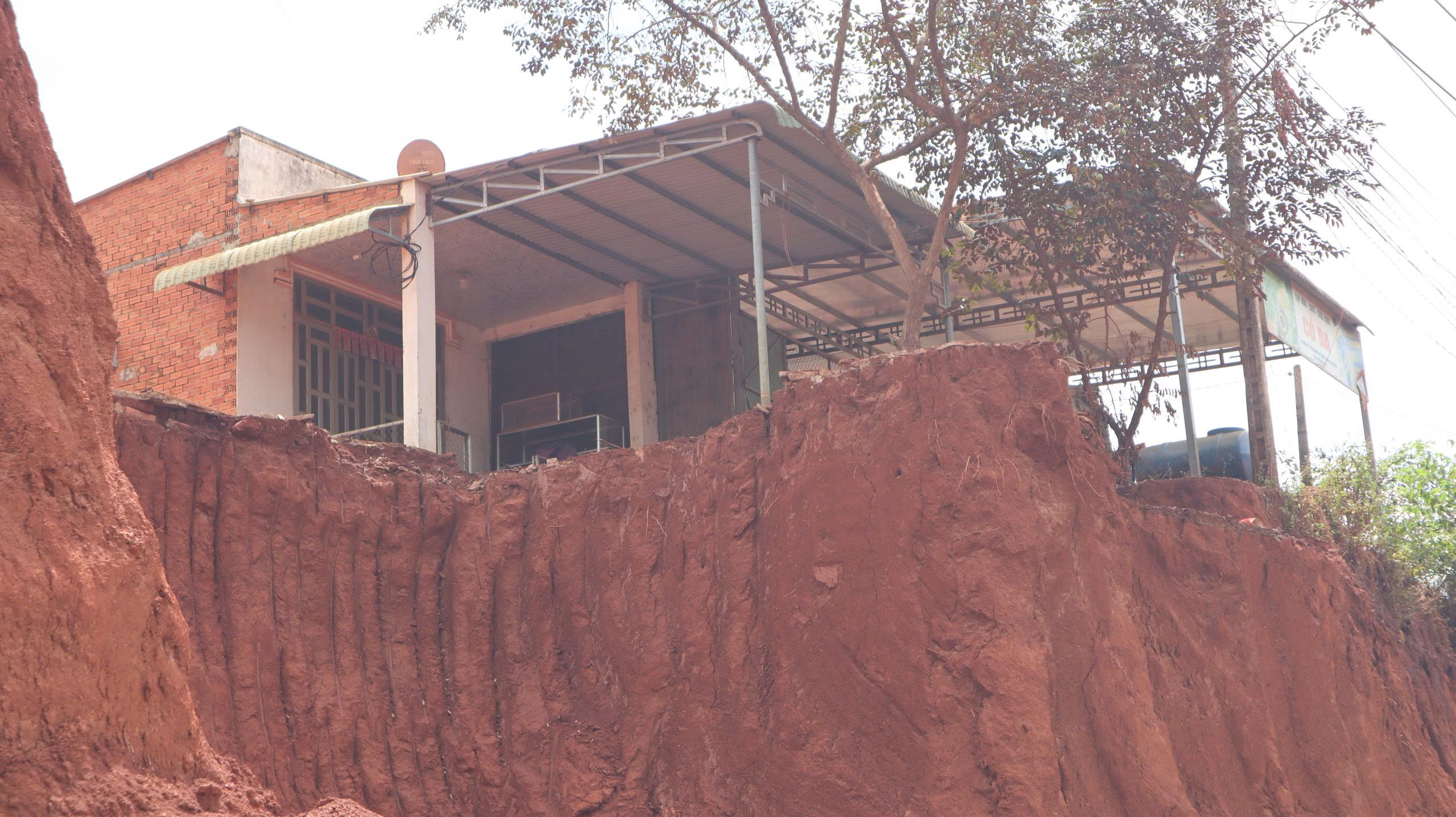 Tỉnh ủy Đồng Nai yêu cầu xử lý vụ nhà dân cheo leo bên mép vực trong năm 2026 - Ảnh 1.