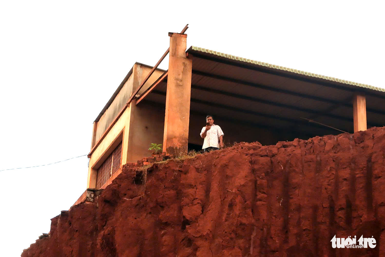 Tỉnh ủy Đồng Nai yêu cầu báo cáo vụ hạ cốt nền khiến nhà dân nằm cheo leo trên đồi 1 Tỉnh ủy Đồng Nai yêu cầu báo cáo vụ hạ cốt nền khiến nhà dân nằm cheo leo trên đồi - Ảnh 1.