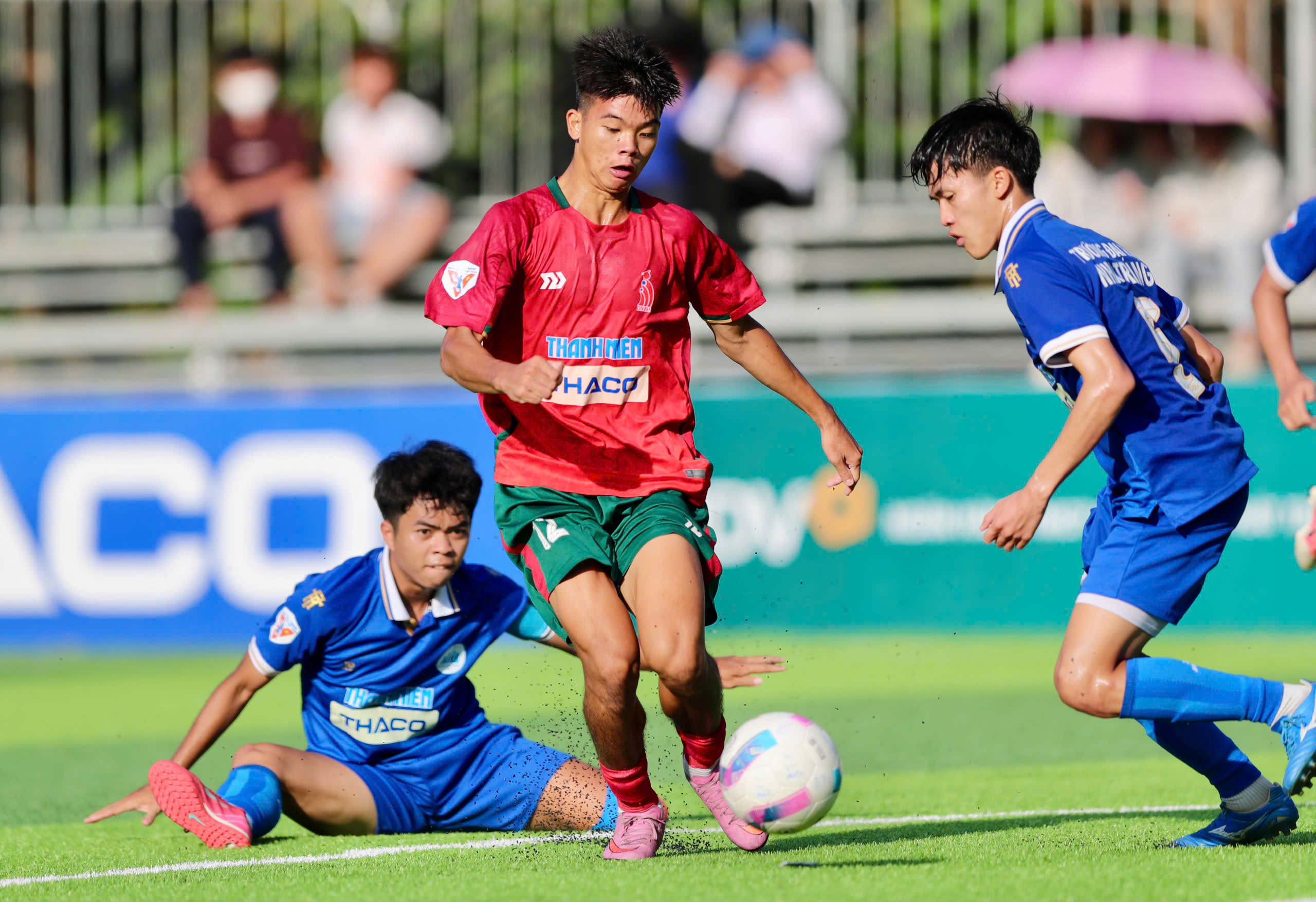 Tình yêu chân thành của 'cầu thủ thứ 12'- Ảnh 1.