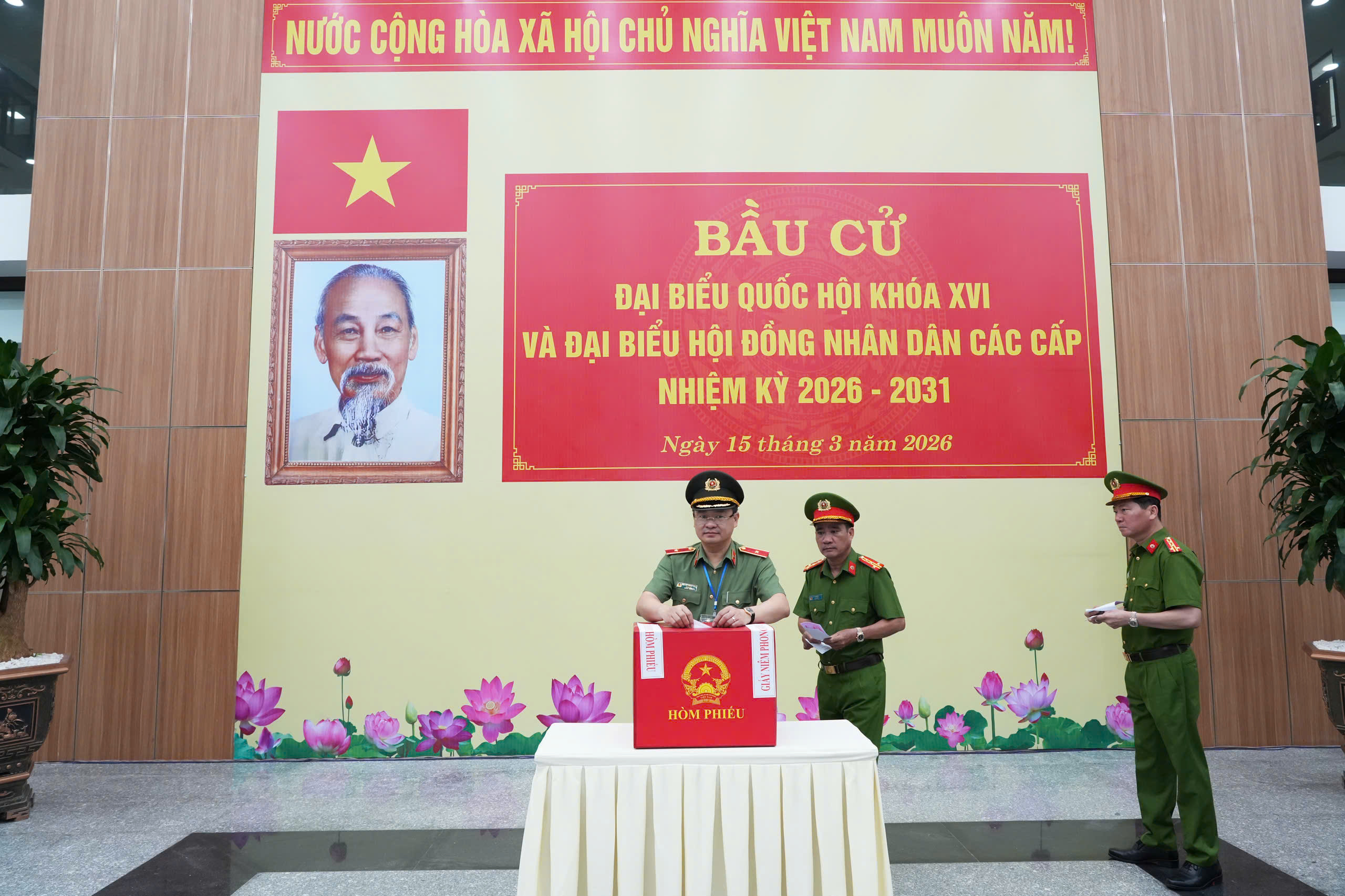 Tổ bầu cử số 21 ở Huế đã hoàn thành bầu cử 2 Đơn vị đầu tiên hoàn thành bầu cử sớm ở Huế - Ảnh 2.