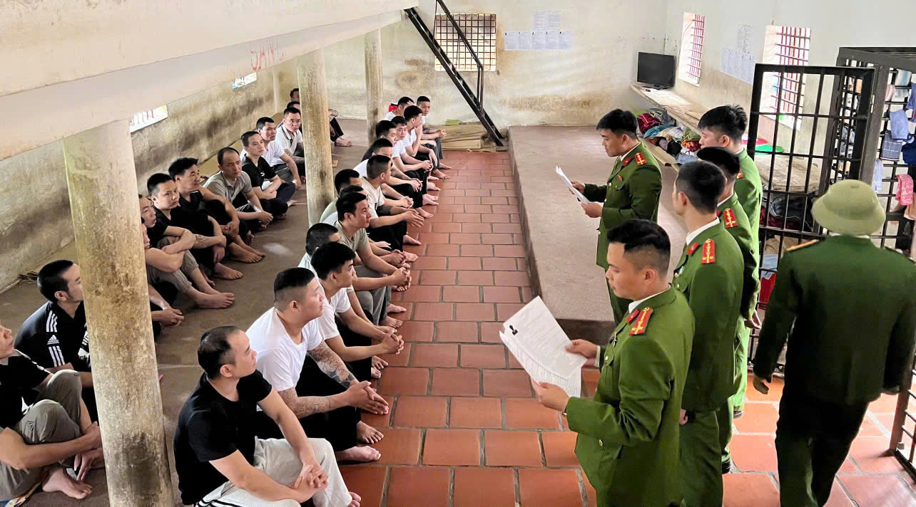 Tổ bầu cử trực tiếp mang hòm phiếu đến từng khu giam giữ để thực hiện bầu cử- Ảnh 1.