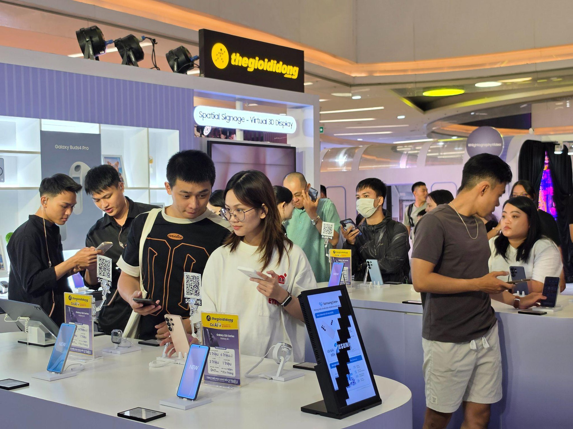 Galaxy S26 Series “đổ bộ” Vạn Hạnh Mall: “Tọa độ mới” đỉnh miễn bàn được dân tình nườm nượp- Ảnh 1.