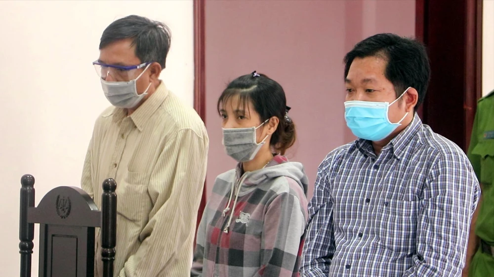 Từ trái qua là các bị cáo Nguyễn Thiện Hồng (đã chết hồi tháng 8-2022), Trương Thị Thanh Loan và Phan Văn Tập tại phiên xử sơ thẩm hồi tháng 4-2021. Ảnh: CHÂU ANH xu-vu-quy-tin-dung-nhan-dan-hau-giang-2_LCWM.jpg