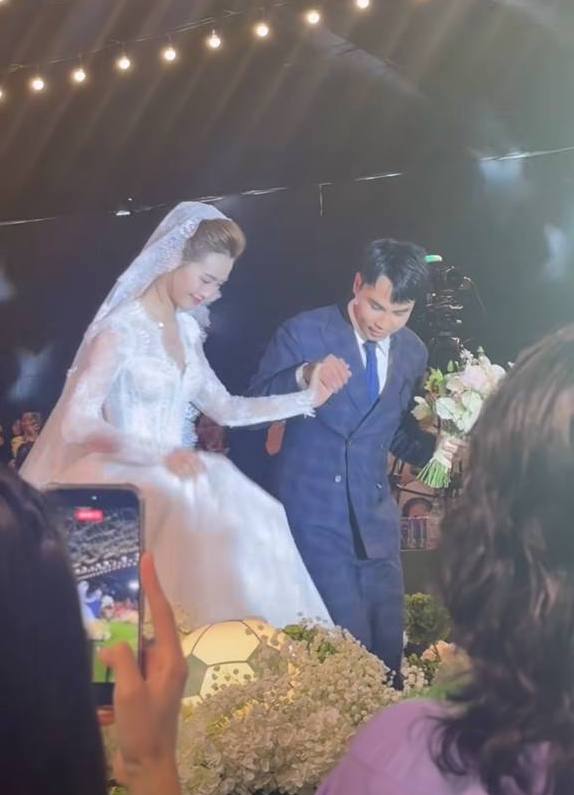 Toàn cảnh đám cưới Đức Huy - MC Mù Tạt: Cô dâu chú rể đẹp đôi, Công Phượng, Văn Toàn và dàn sao ĐT Việt Nam đổ bộ- Ảnh 2.