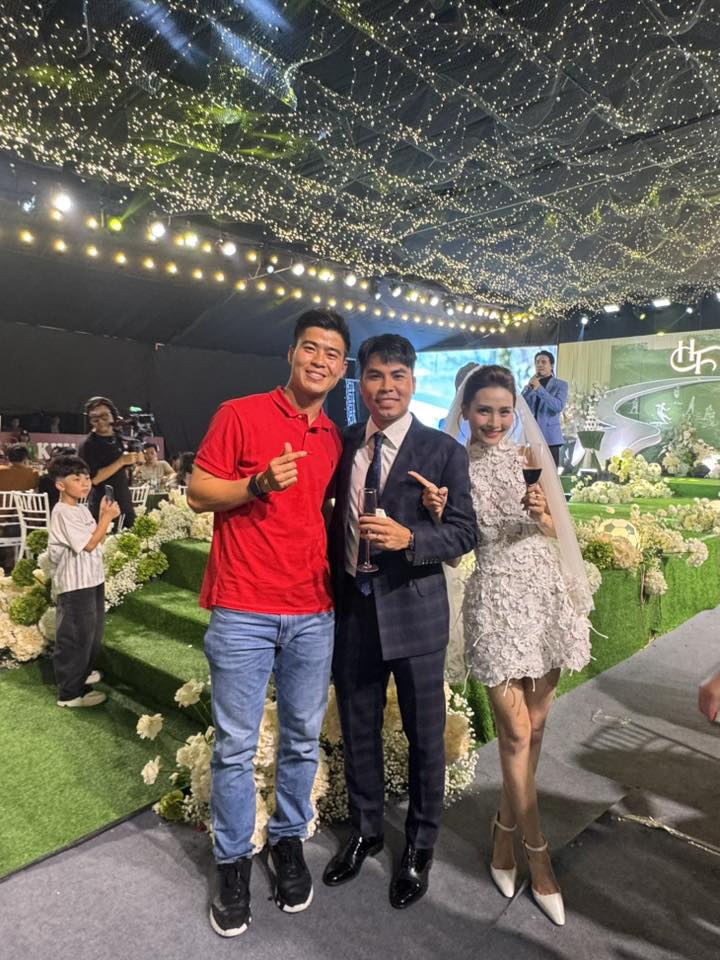 Toàn cảnh đám cưới Đức Huy - MC Mù Tạt: Cô dâu chú rể đẹp đôi, Công Phượng, Văn Toàn và dàn sao ĐT Việt Nam đổ bộ- Ảnh 3.