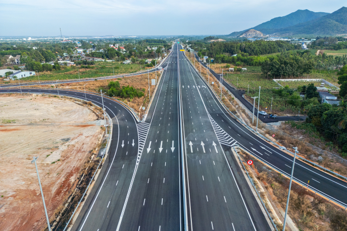 Tuyến chính cao tốc Biên Hòa – Vũng Tàu đoạn qua khu vực Hội Bài đã sơn kẻ đường và lắp đặt hệ thống chiếu sáng, sẵn sàng đưa vào khai thác, tháng 2/2026. Ảnh: Trường Hà
