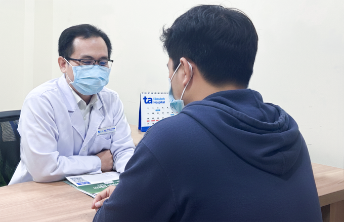 Bác Tân tư vấn cho anh Phúc khi tái khám. Ảnh: Bệnh viện Đa khoa Tâm Anh