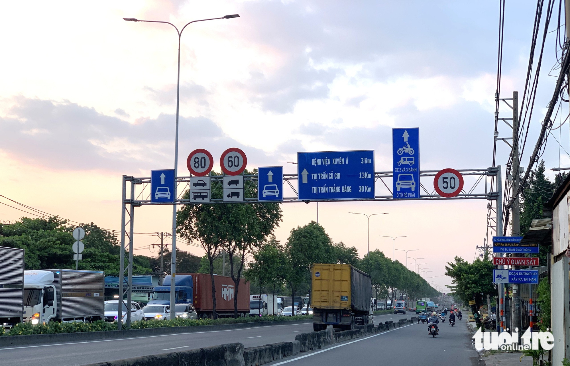 Tốc độ 50km/h trên quốc lộ 22: Người dân kêu chậm, cơ quan quản lý 'an toàn là trên hết' - Ảnh 1.