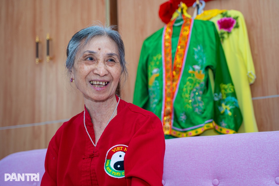 Tôi bán nhà, mang hết váy áo, đạo cụ múa vào viện dưỡng lão ở tuổi 80 - 1
