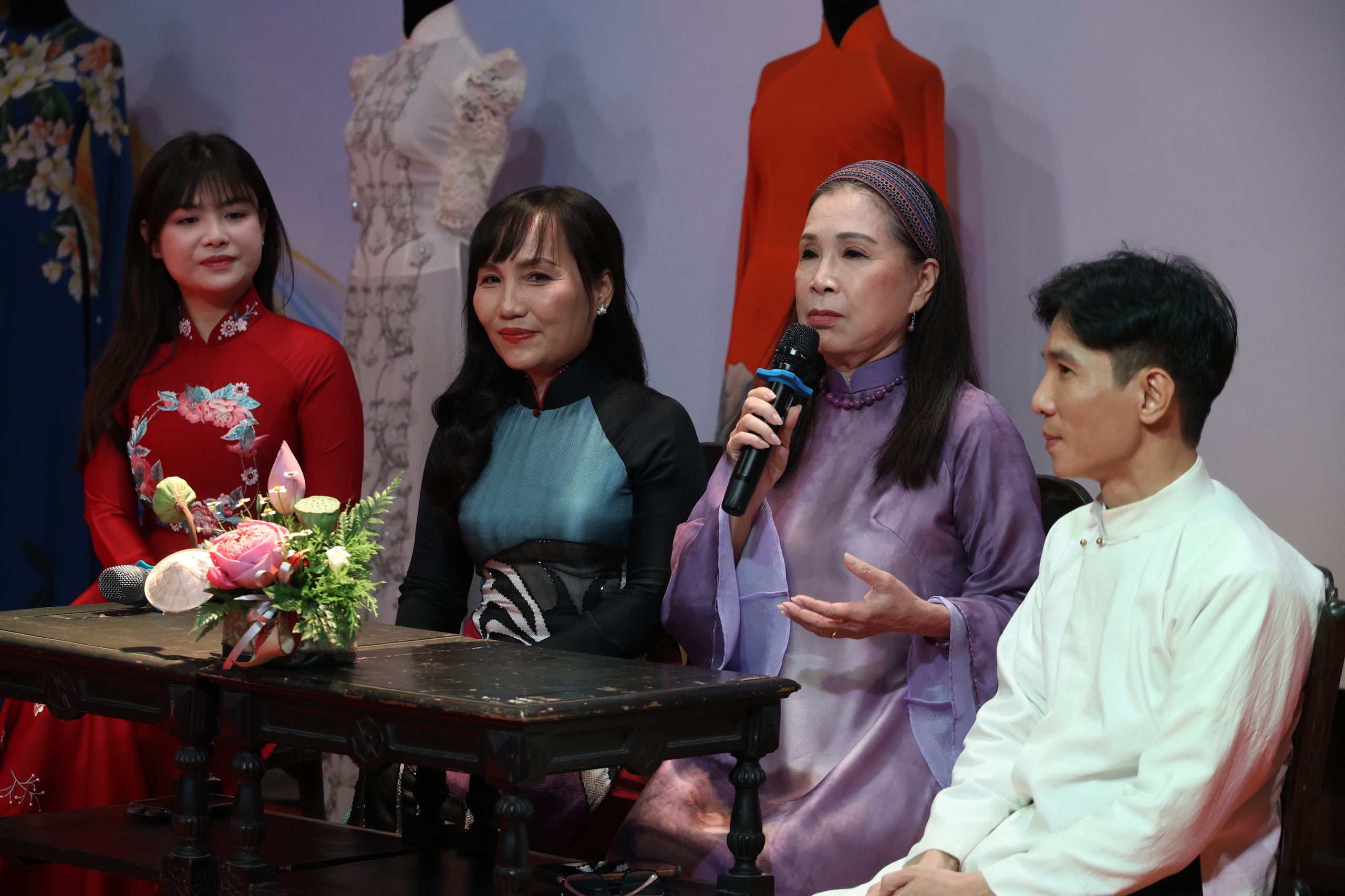 Hoa hậu người Mỹ Yolina Lindquist: Tôi phải lòng Việt Nam chính vì tà áo dài- Ảnh 1.