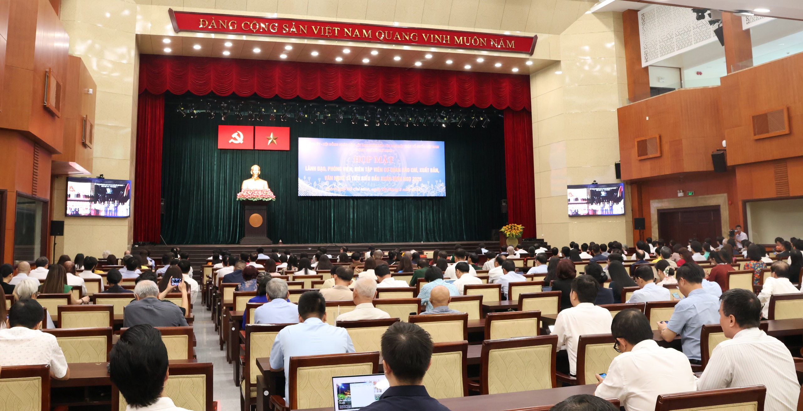 Ca sĩ Anh Tú xúc động tại họp mặt đầu năm: 