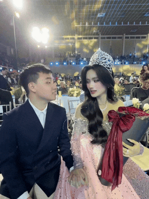 Tom dinh Y Nhi va ban trai sau dem Chung