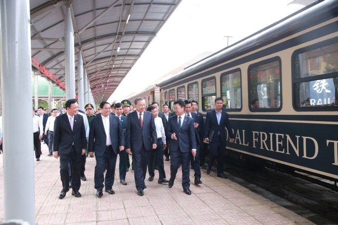 Tổng Bí thư Tô Lâm, Thủ tướng Chính phủ Phạm Minh Chính nghe báo cáo về các dự án đường sắt. Ảnh: Cổng thông tin Đảng Cộng sản