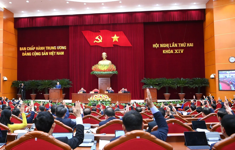 Các đại biểu biểu quyết thông qua dự thảo Nghị quyết Hội nghị Trung ương 2 khóa XIV. Ảnh: BÁO NHÂN DÂN P2+3-anh-chinh-be-mac-hoi-nghi-trung-uong-2.jpg